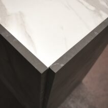 Credenza FAVIGNANA in legno, finitura in acciaio ossidato, piano effetto marmo statuario, 200x50 cm