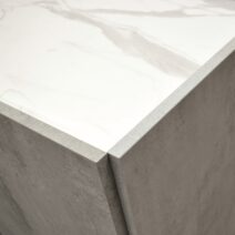 Credenza PIETRASANTA in legno, finitura in grigio cemento, piano effetto marmo statuario, 200x50 cm