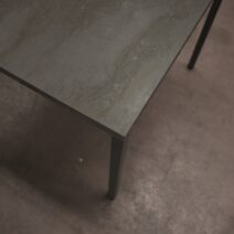 Tavolino CAMOGLI in legno, finitura acciaio ossidato e metallo verniciato nero, 55x90 cm