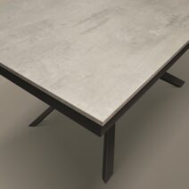 Tavolo VOLPAIA in legno, finitura grigio cemento e metallo verniciato nero, allungabile