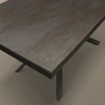 Tavolo VOLPAIA in legno, finitura acciaio ossidato e metallo verniciato nero, allungabile