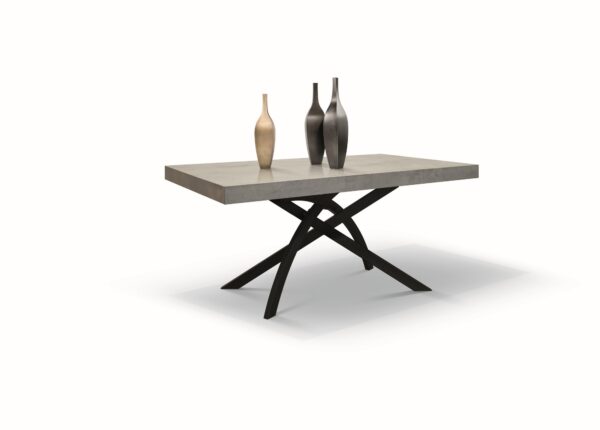 Tavolo GORGONA in legno, finitura in grigio cemento e metallo verniciato antracite, allungabile