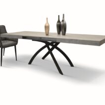 Tavolo GORGONA in legno, finitura in grigio cemento e metallo verniciato antracite, allungabile