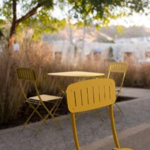 Set bistrot YVONNE con tavolo e 2 sedie in acciaio giallo ocra