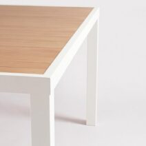 Tavolo fisso HILIJA effetto legno e struttura in alluminio bianco 136×136 cm