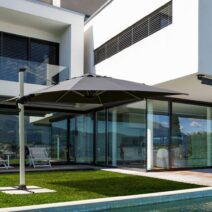 Ombrellone a braccio INES in alluminio anodizzato e telo grigio scuro 3x3