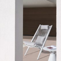 Set di poltrone ALOHA in alluminio bianco e intreccio di corda grigio, con cuscini