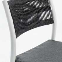 Set di 4 sedie ALVIN in polipropilene bianco e corda intrecciata grigio scuro, impilabili
