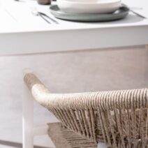 Set di 4 sedie JANDIA in alluminio bianco e fibre intrecciate beige, impilabili