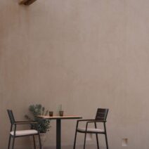 Tavolo BELMAR effetto legno e struttura alluminio antracite 75x75 cm