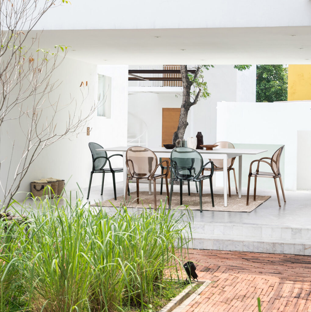 Sedie in policarbonato: design, comfort e versatilità per ogni ambiente