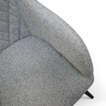 Set di sedie LISBONA in tessuto grigio e gambe in metallo nero, con braccioli