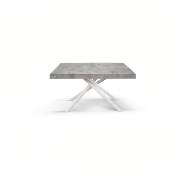 Tavolo CARRARA in legno, finitura grigio cemento e base in metallo verniciato bianco, allungabile 180×90 cm – 260×90 cm