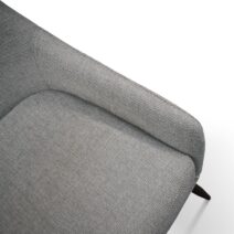 Set di sedie TALLINN in tessuto grigio e gambe in metallo nero opaco, con braccioli