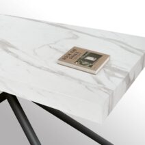 Tavolo CARRARA in legno, finitura bianco statuario e gambe in metallo nero, allungabile 140x90 cm - 220x90 cm