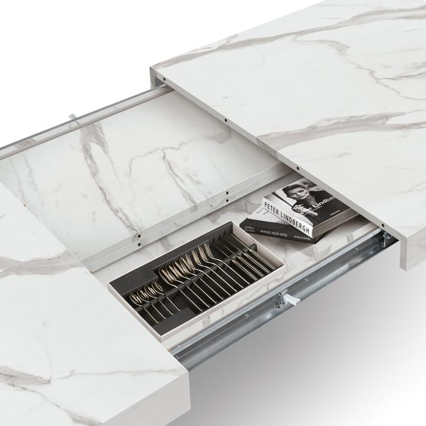 Tavolo AMALFI in legno effetto bianco statuario e gambe incrociate bianche, allungabile 160×90 cm – 240×90 cm
