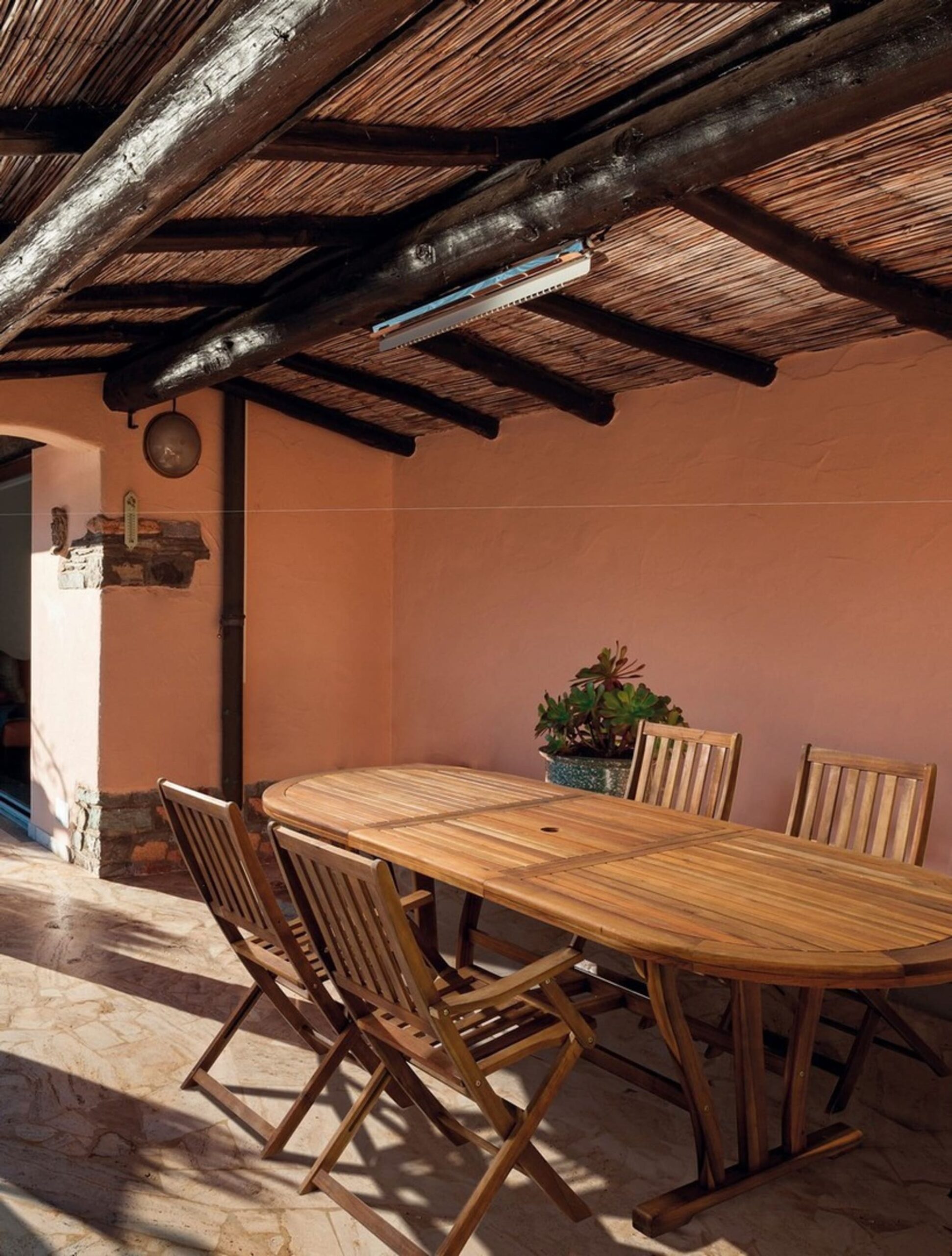 Set di sedie con braccioli FORADA in legno di acacia, pieghevoli
