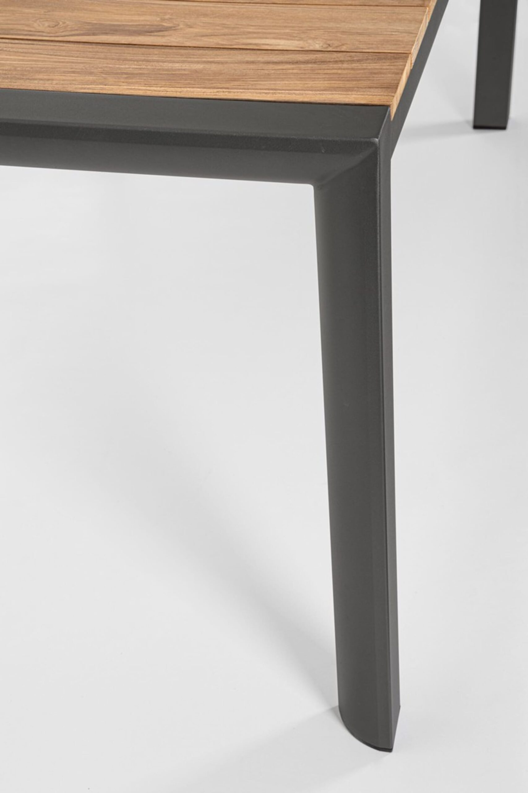 Tavolo da giardino CAMERON con piano in teak e struttura in alluminio antracite, 180×90 cm