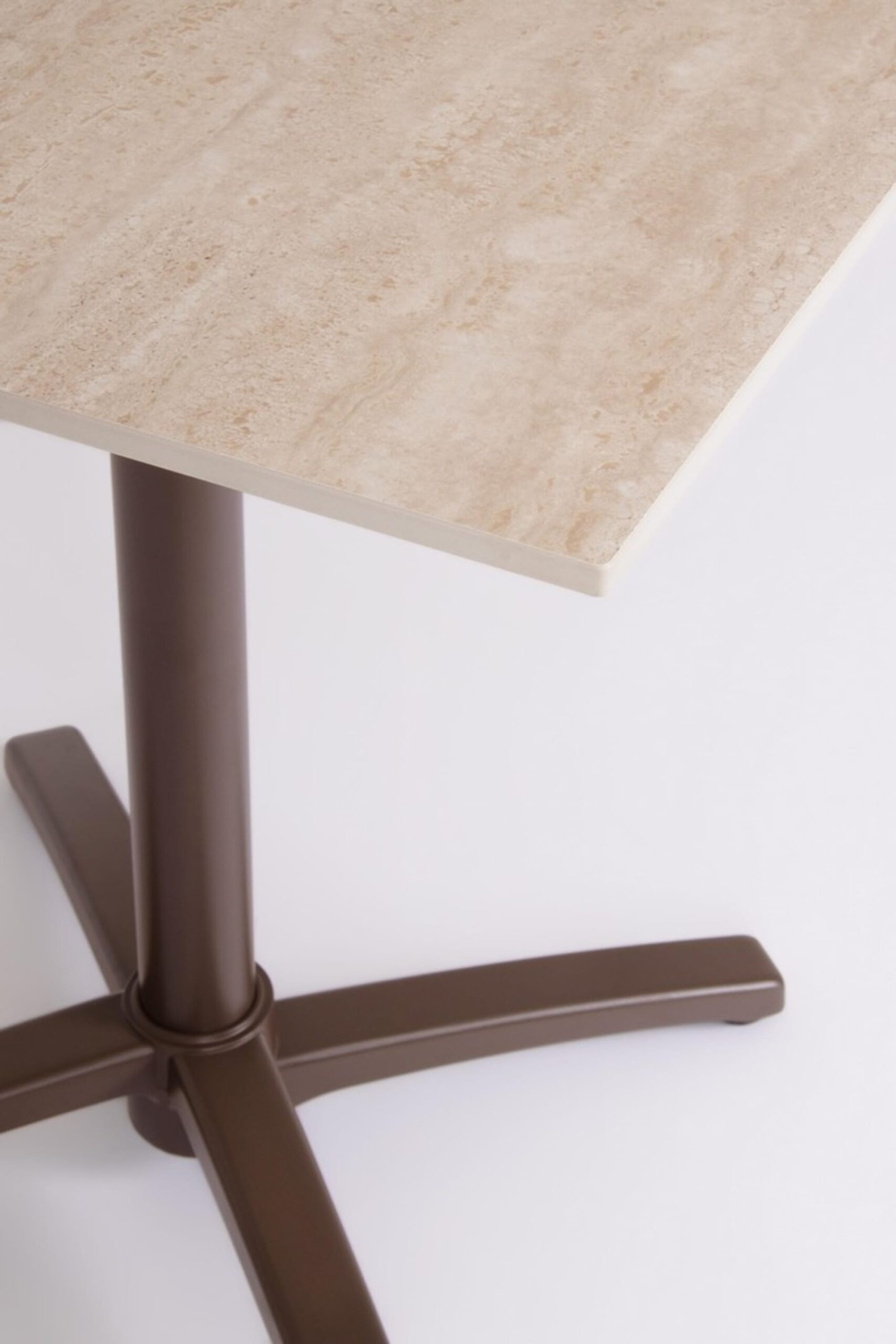 Tavolo da bar quadrato LAREDO in alluminio marrone e HPL beige, pieghevole e impilabile, 70×70×74 cm