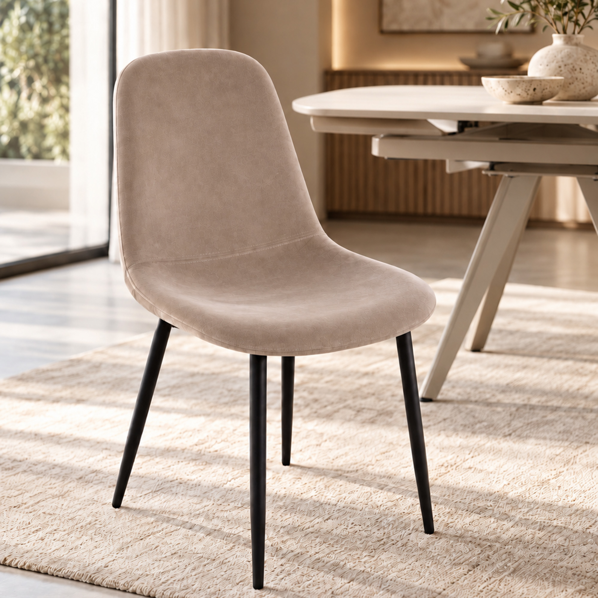 Set di 4 sedie SALAMANCA in tessuto effetto velluto tortora e gambe nere