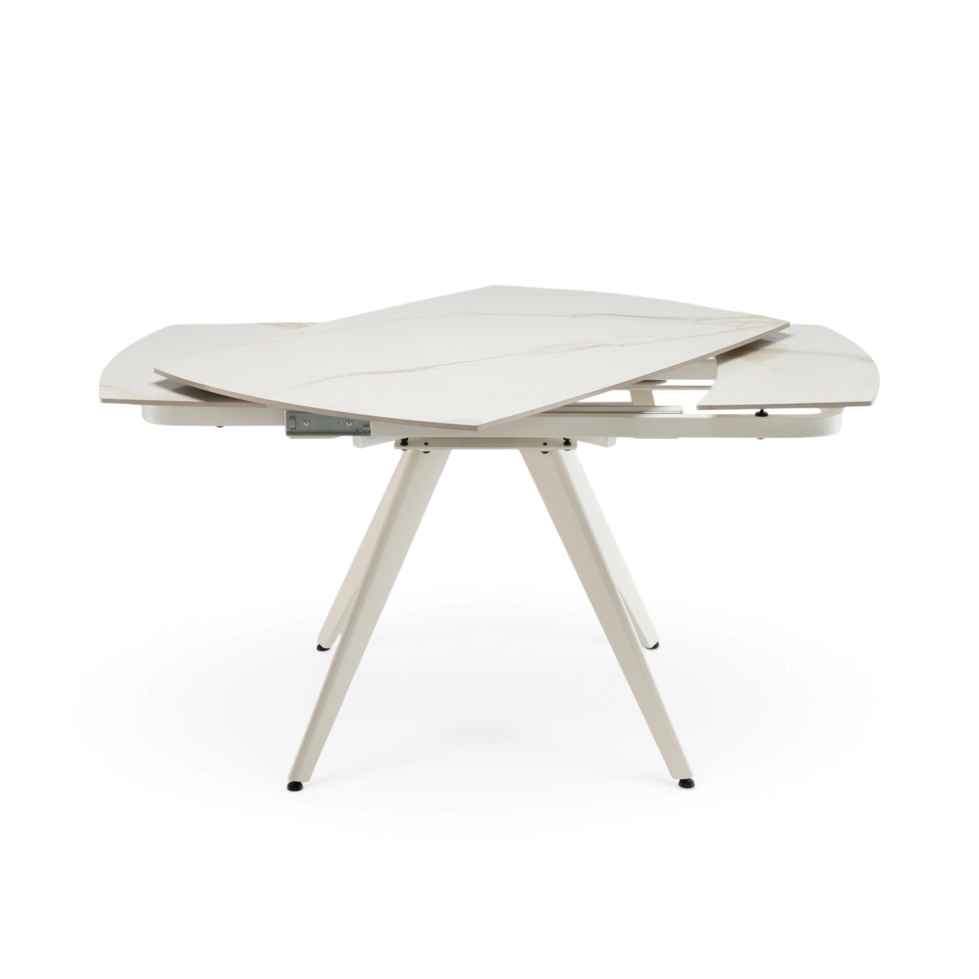 Tavolo LAVEZZI in ceramica, finitura effetto calacatta oro e gambe in metallo bianche, allungabile 120×80 – 180×80 cm